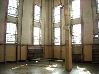 320px-alcatraz_-_prison_library_4409977620